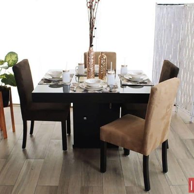 La imagen presenta el Comedor Modelo RABAT para 4 personas, con mesa en tono chocolate. Incluye dos sillas tapizadas en suede color chocolate y dos en suede camel, logrando una combinación cálida y sofisticada.