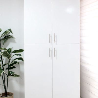 La foto presenta el despensero en acabado blanco brillante, con puertas dobles y tiradores metálicos modernos. Este mueble ofrece gran capacidad de almacenamiento, ideal para mantener cualquier espacio organizado y elegante.
