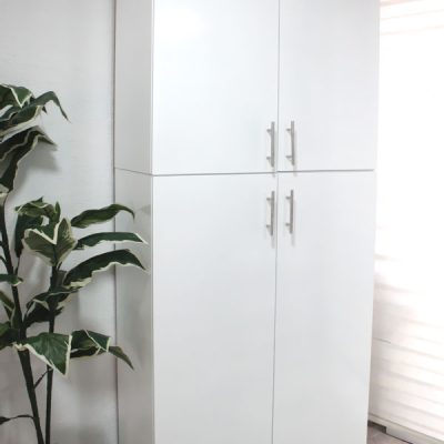 Se presenta una vista lateral de la alacena, destacando su diseño elegante y acabado blanco brillante. Ideal para cualquier espacio, combina estilo y funcionalidad en una estructura compacta.