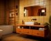 La foto presenta un baño en el cuál destacan su gabinete para lavabo flotante y un toallero de estilo nórdico, ambos hechos de madera.